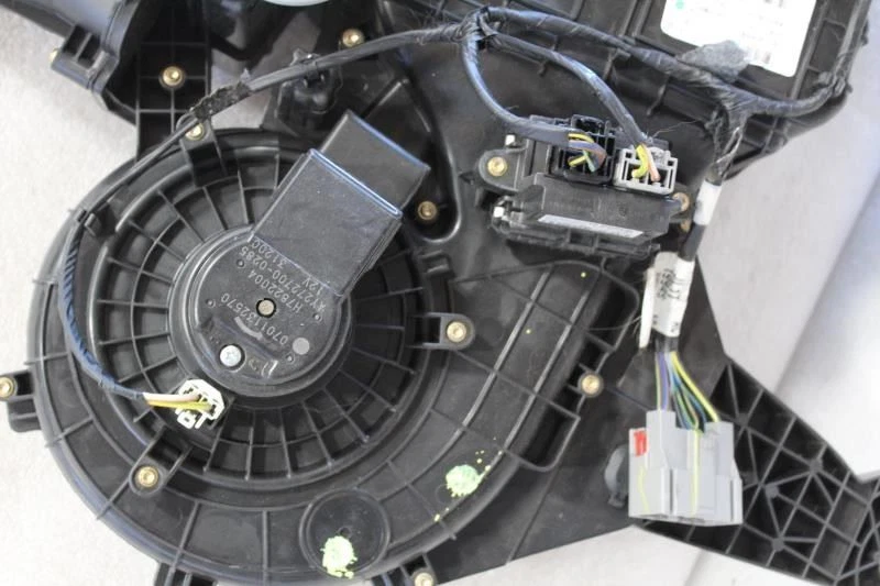 2020 LINCOLN NAVIGATOR REAR HEATER ASSEMBLY BLOWER MOTOR WITH HOUSING - Image 3 of 4