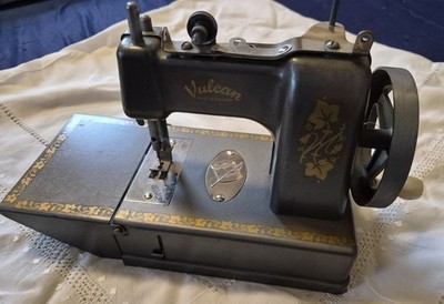 VULKAN FEDERLEICHTE Vintage Kindernähmaschine um 1951