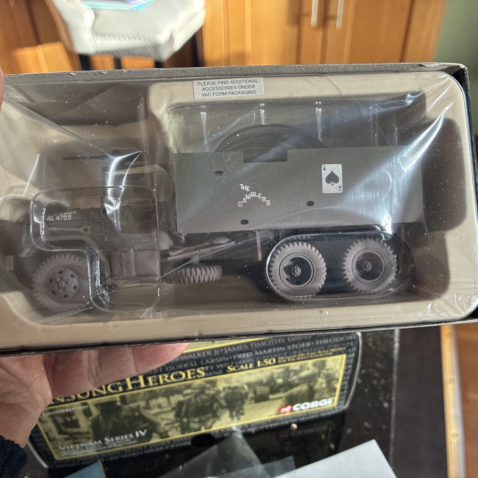 M35 GUN TRUCK - "GAMBLERS" - CORGI US50206 - UNSUNG HEROES / VIETNAM SERIES IV  - Image 4 of 4