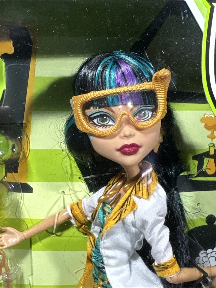 MONSTER HIGH MAD SCIENCE LAB PARTNERS CLEO DE NILE & GHOULIA YELPS - Image 2 of 4