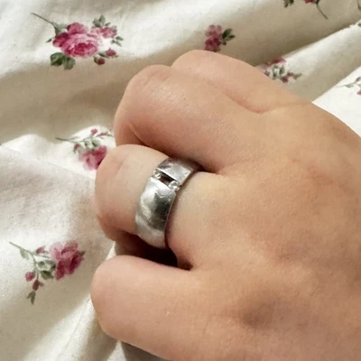 Unbranded Silberfarbener Breiter Ring mit Klaren Steinen J16-Jewel - Bild 1 von 4