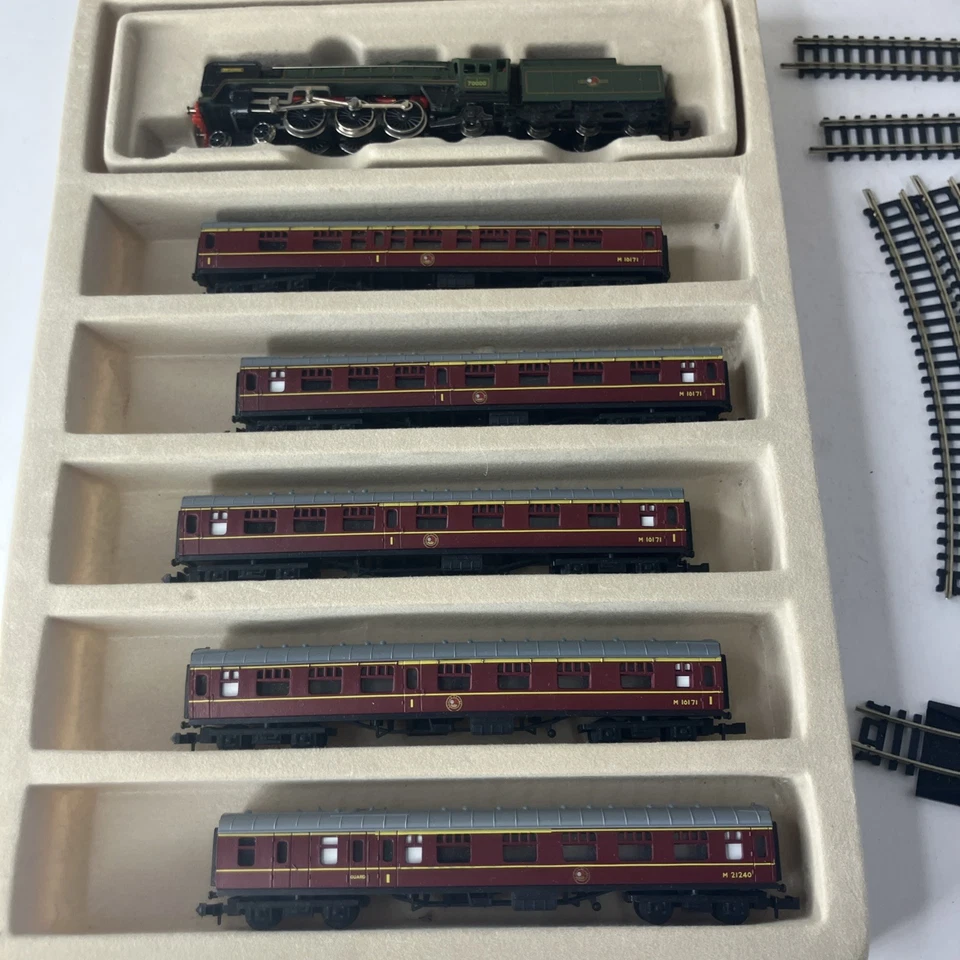Model Power N Scale BRITANNIA 4-6-2 Steam Locomotive Rare HTF & 5 Passenger Car - Image 2 of 4