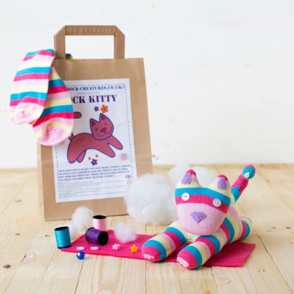SOCK CREATURES Sock Kitty Craft Kit | Kit da cucire | Kit artigianale per bambini | Zoom party | Artigianato gatto