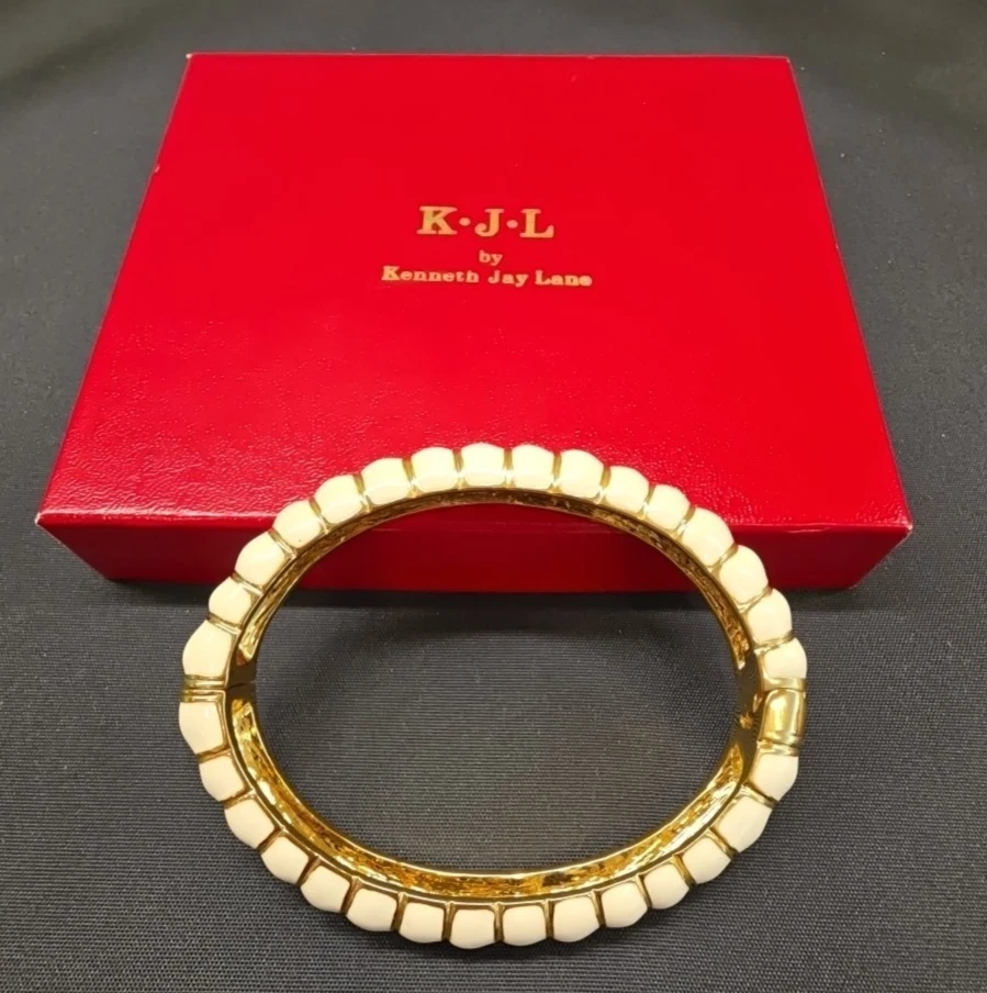 Kenneth Jay Lane белый браслет на петлях золотистый средний размер манжеты - Изображение 3 из 4