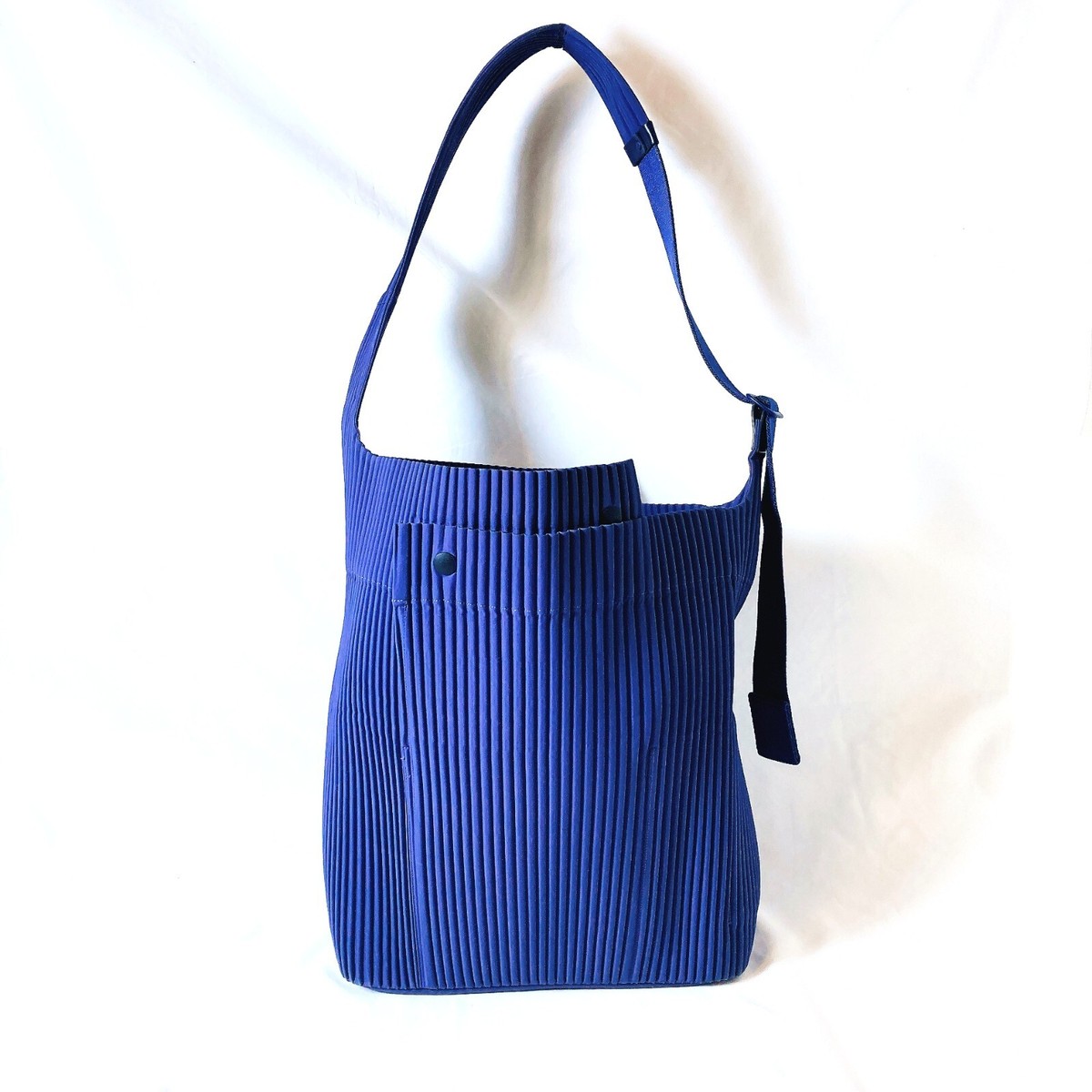 HOMME PLISSÉ ISSEY MIYAKE UTILITY Navy Blue Pleated fabric