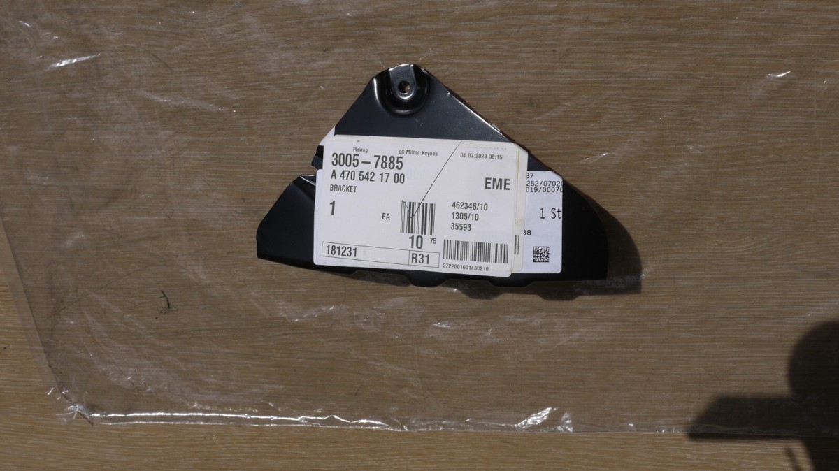 MERCEDES X CLASS DRIVERS HEADLIGHT BRACKET RH METAL 2018 - 2020  