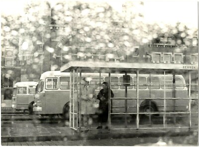 Original-Photographie von Gert Mähler  Autobus-Bahnhof im Regen (Haarlem) 