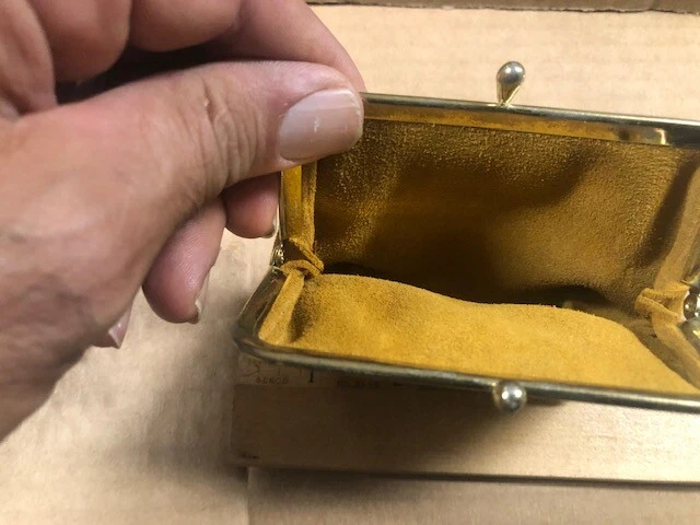 Bolso de cambio monedero vintage beige de lona/cuero suave con marco de bloqueo de beso  Foto 3 de 4