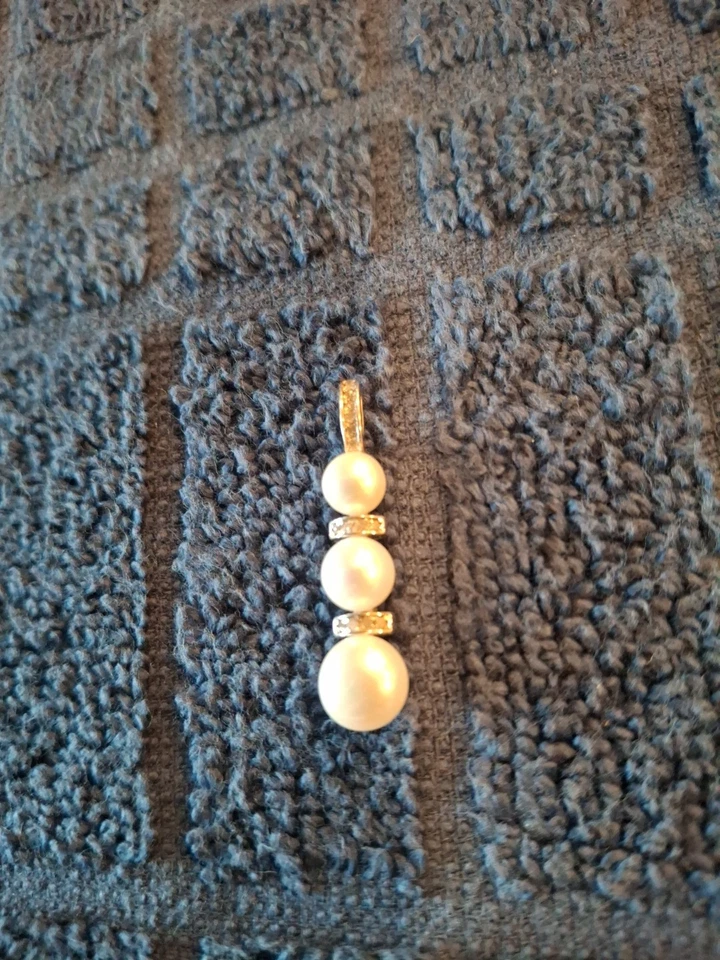 Colgante de collar de perlas y diamantes Foto 2 de 2