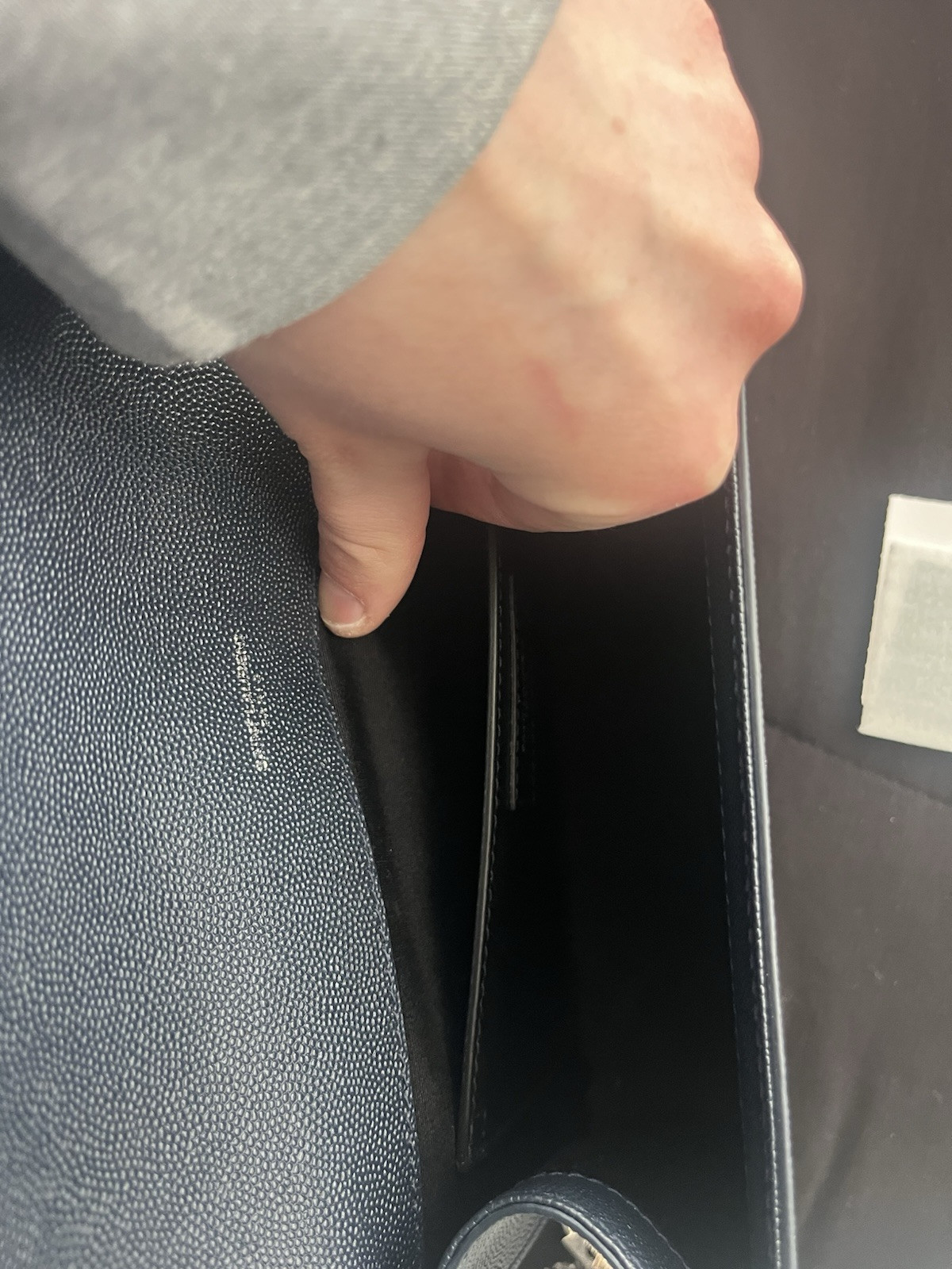 Borsa a tracolla media YSL Saint Laurent Kate in pelle granulata Navy