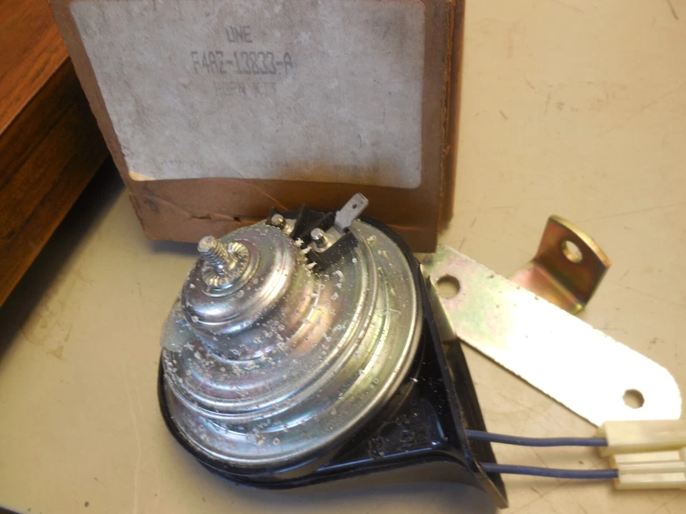 NOS 1994-2002 Ford Crown Victoria Horn Assembly F4AZ-13833-A - Image 2 of 2
