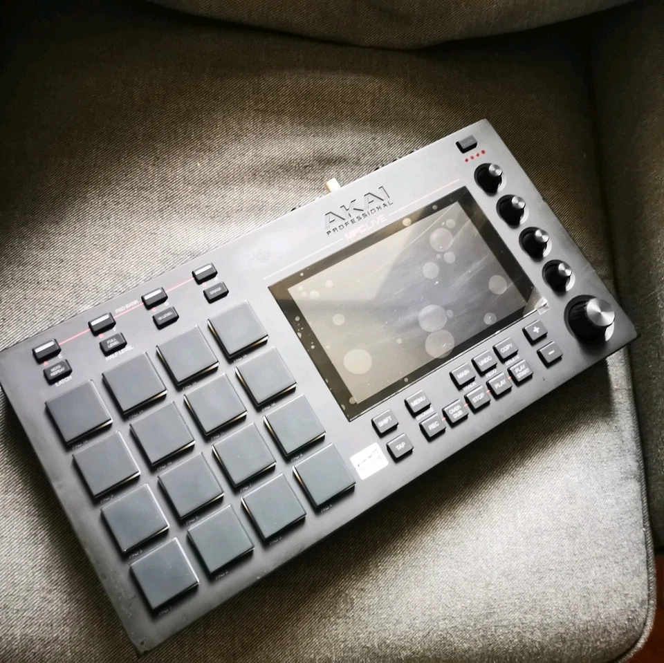 Akai MPC Live - Music Production Center - gebraucht inkl. Decksaver - Bild 2 von 4