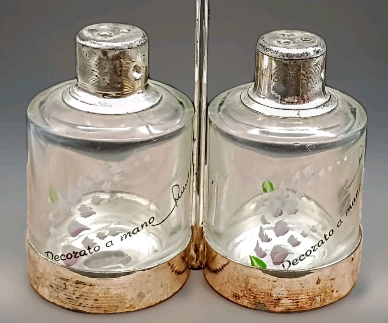 Vintage Decorato a mano Glass Salt and Pepper Shakers in Metal Caddy MCM Italy