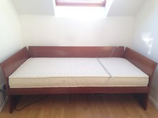 Stilvolles extrabreites Bett in Nuss mit Duomat 5 und Latexmatratze wie neu