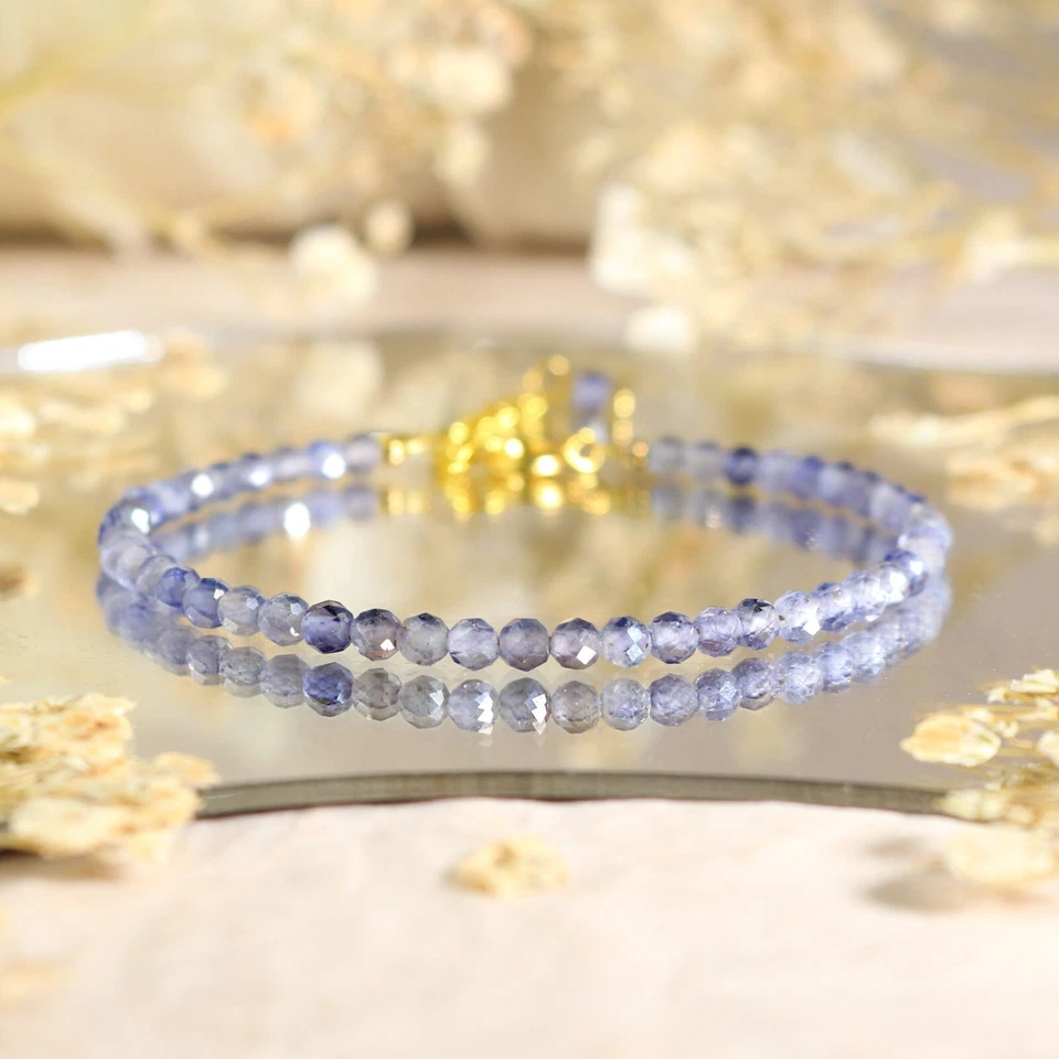 Pulsera de cristal de Reiki curativo minimalista delicada con cuentas de iolita facetadas naturales Foto 2 de 4