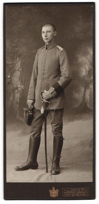 Fotografie J. Grimm, Offenburg, Leutnant in Uniform mit Schirmmütze und Säbel 