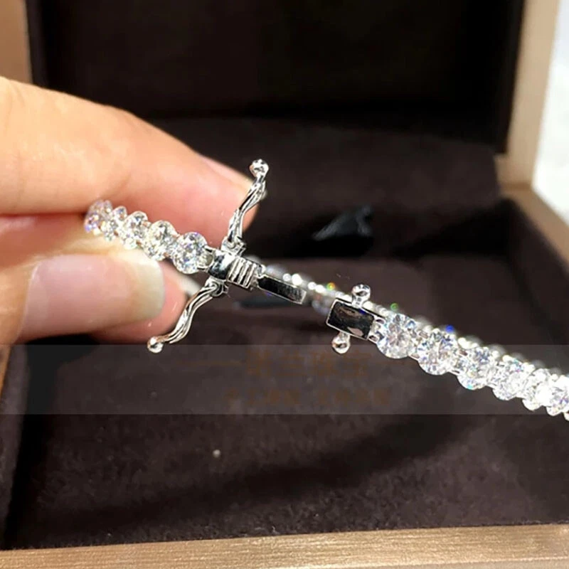 Brazles redondos de compromiso de moissanita 9,40 TCW chapados en oro blanco 14 K Foto 4 de 4