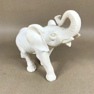 Weißer Elefant Figur signiert A.G.