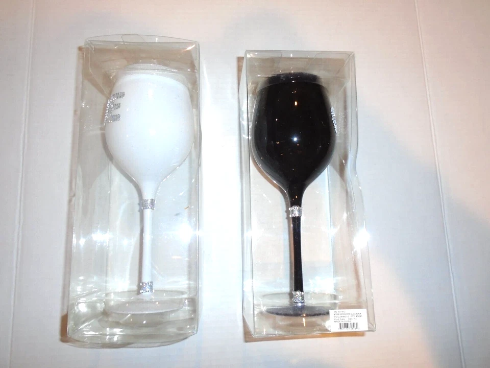 Un par de vasos para tostar de novia y novio, pedrería brillante blanco y negro Foto 3 de 3