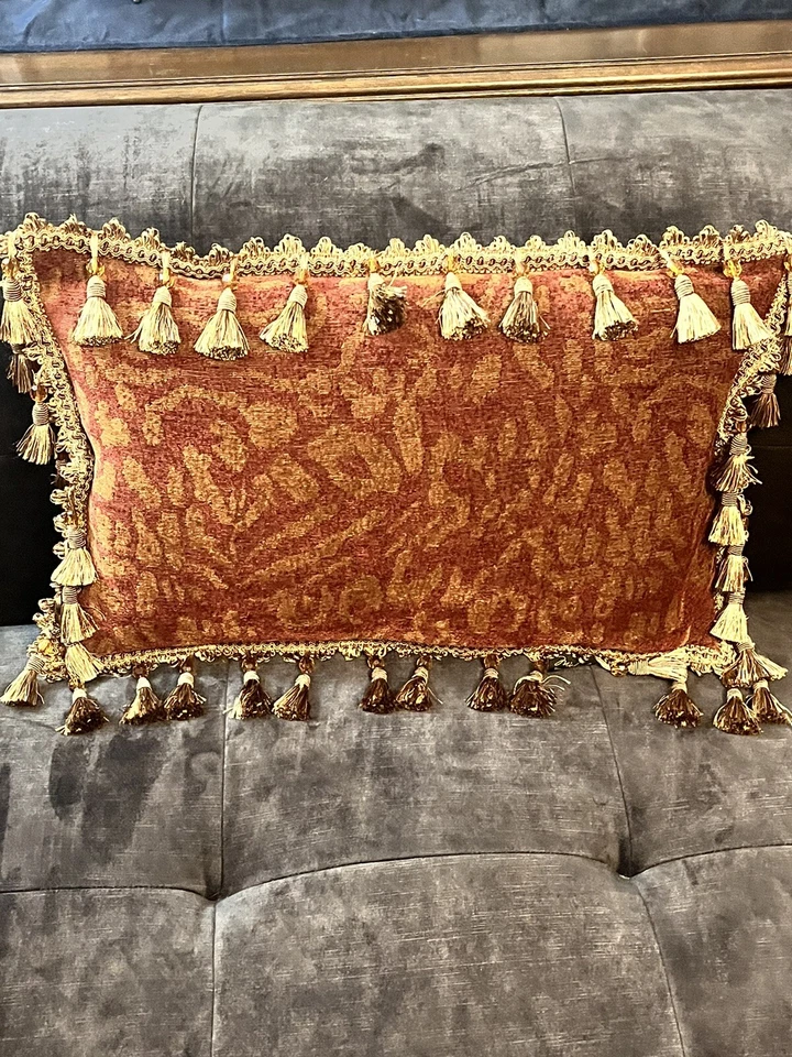 Almohada con cuentas de oro rojo michael amini Foto 2 de 4