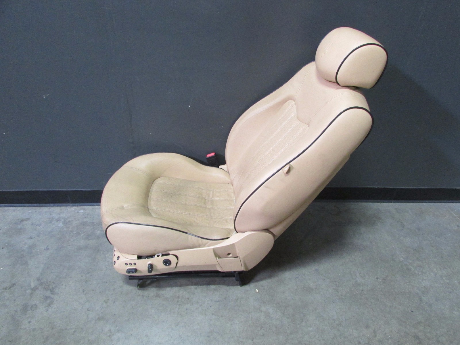 Maserati Quattroporte, LH, Left Front Seat, w/ Table, Beige, Used