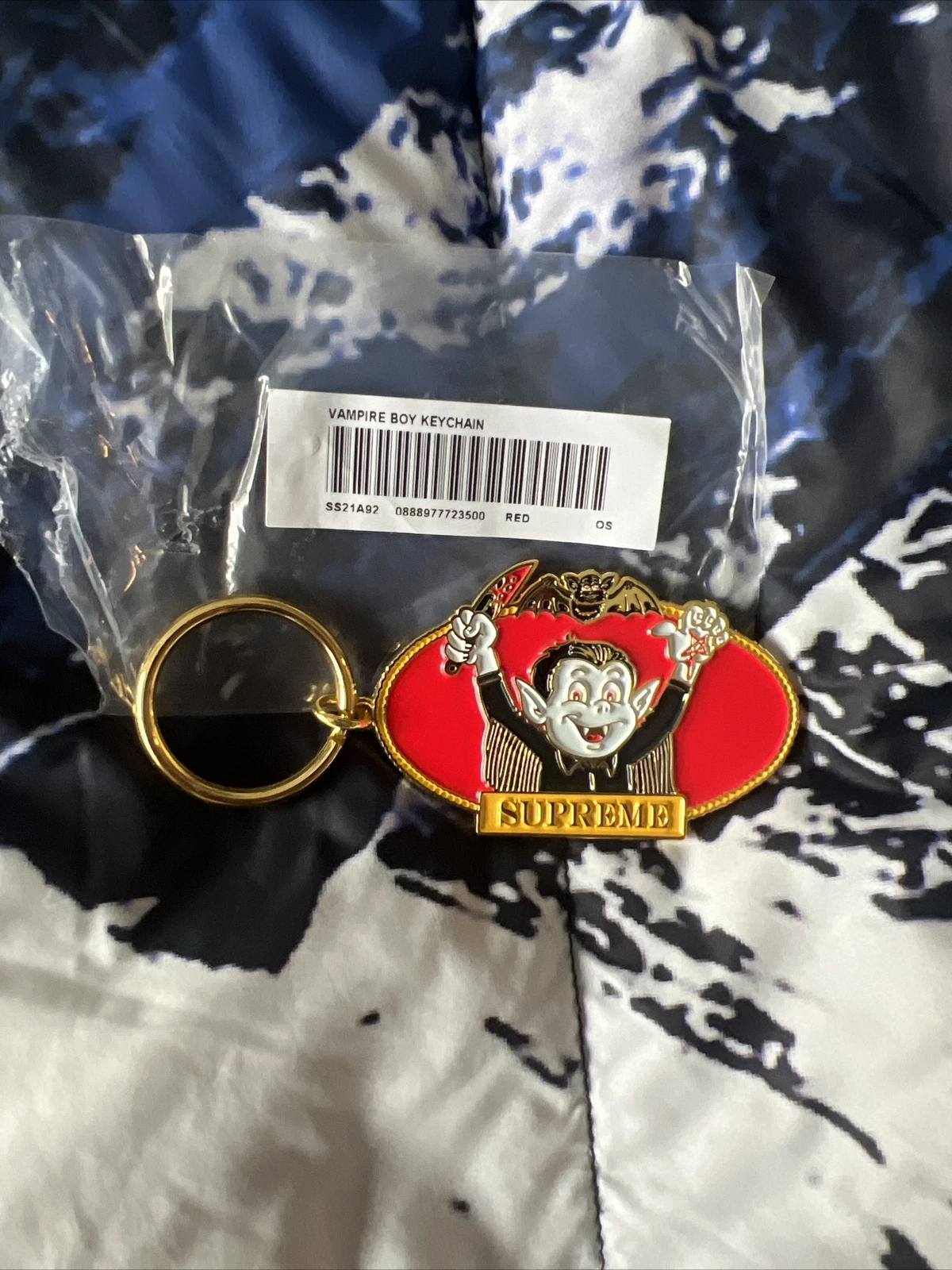 Porte clés garçon vampire suprême neuf avec étiquettes « rouge et or » 