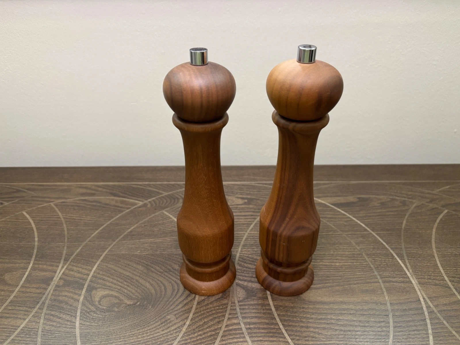 Williams Sonoma Traditional Walnut Salt & Pepper Mills Grinders-Some scuffs READ