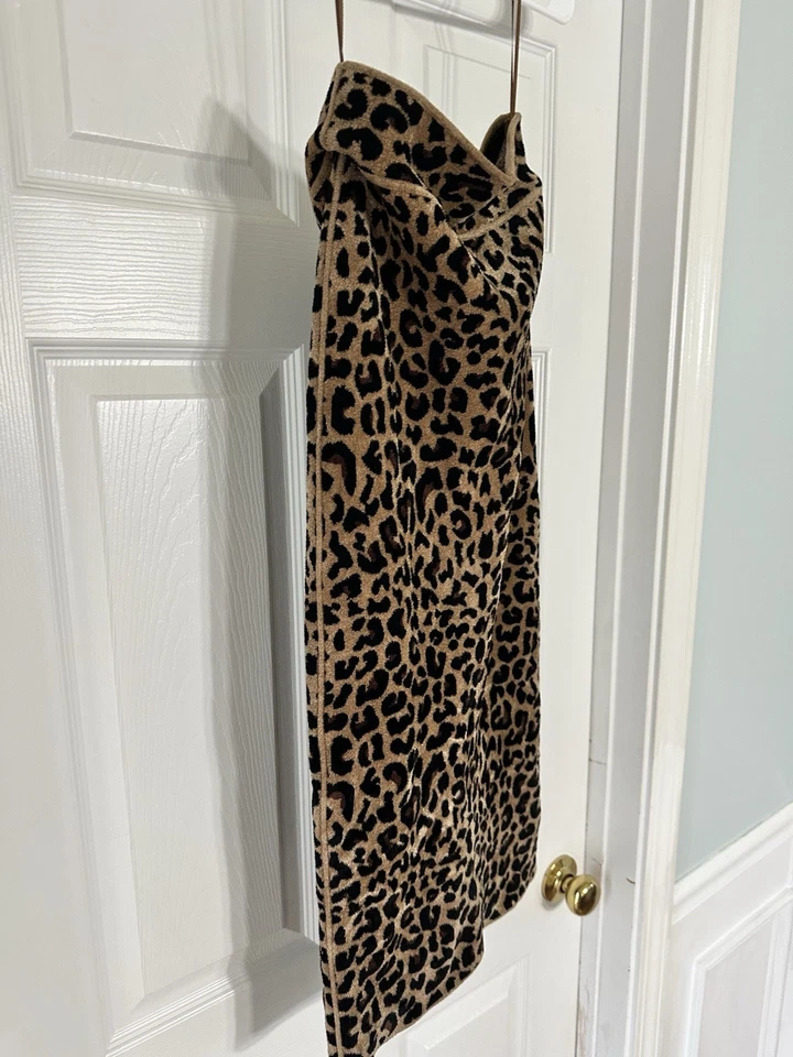 Falda de leopardo Galvan London para mujer 31 pulgadas de largo Foto 2 de 4