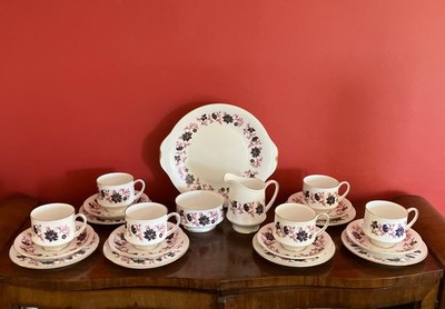 Vintage Paragon Michelle Purple Floral 21 teiliges Teeservice in neuwertigem unbenutztem Zustand
