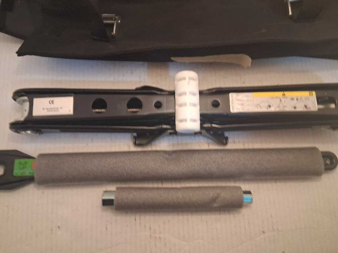 Bentley Bentayga 2015 Jacks Set P/N 4M0011031D