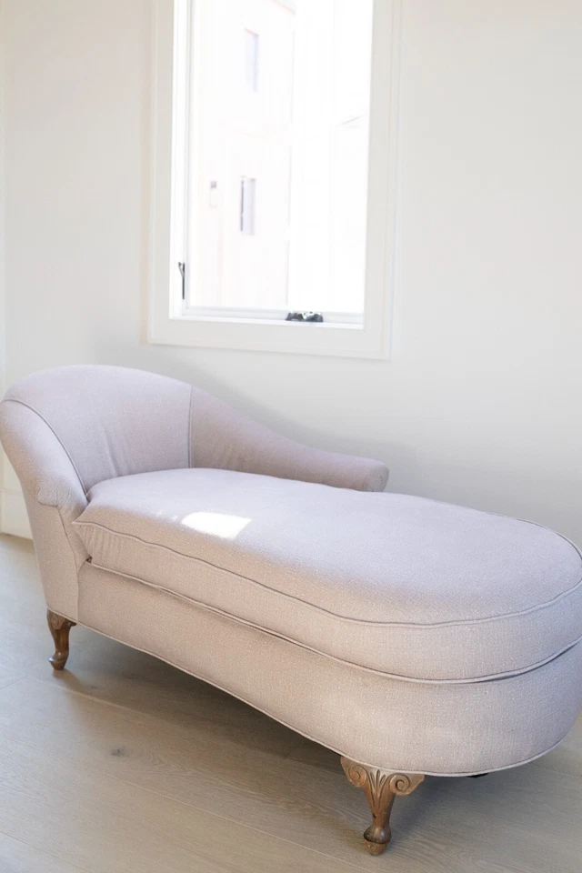 Chaise vintage recién retapizada hecha a mano por diseñador  Foto 3 de 4