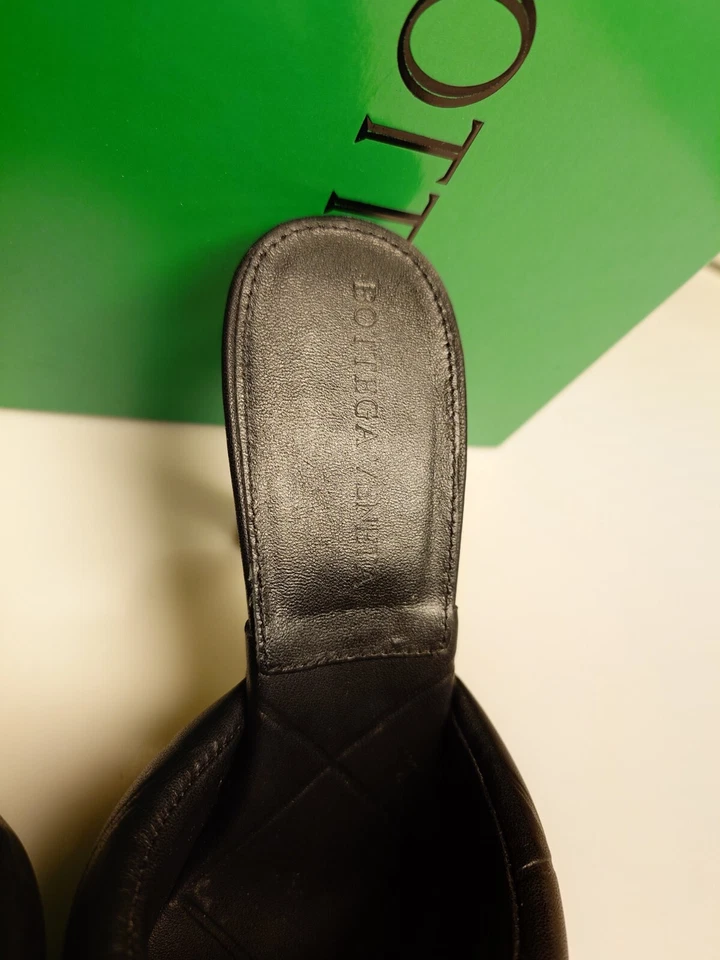 Sandalias de mula tejidas de cuero napa italiano negras usadas en excelente estado 39 puntera cuadrada 90 mm Bottegas Foto 4 de 4
