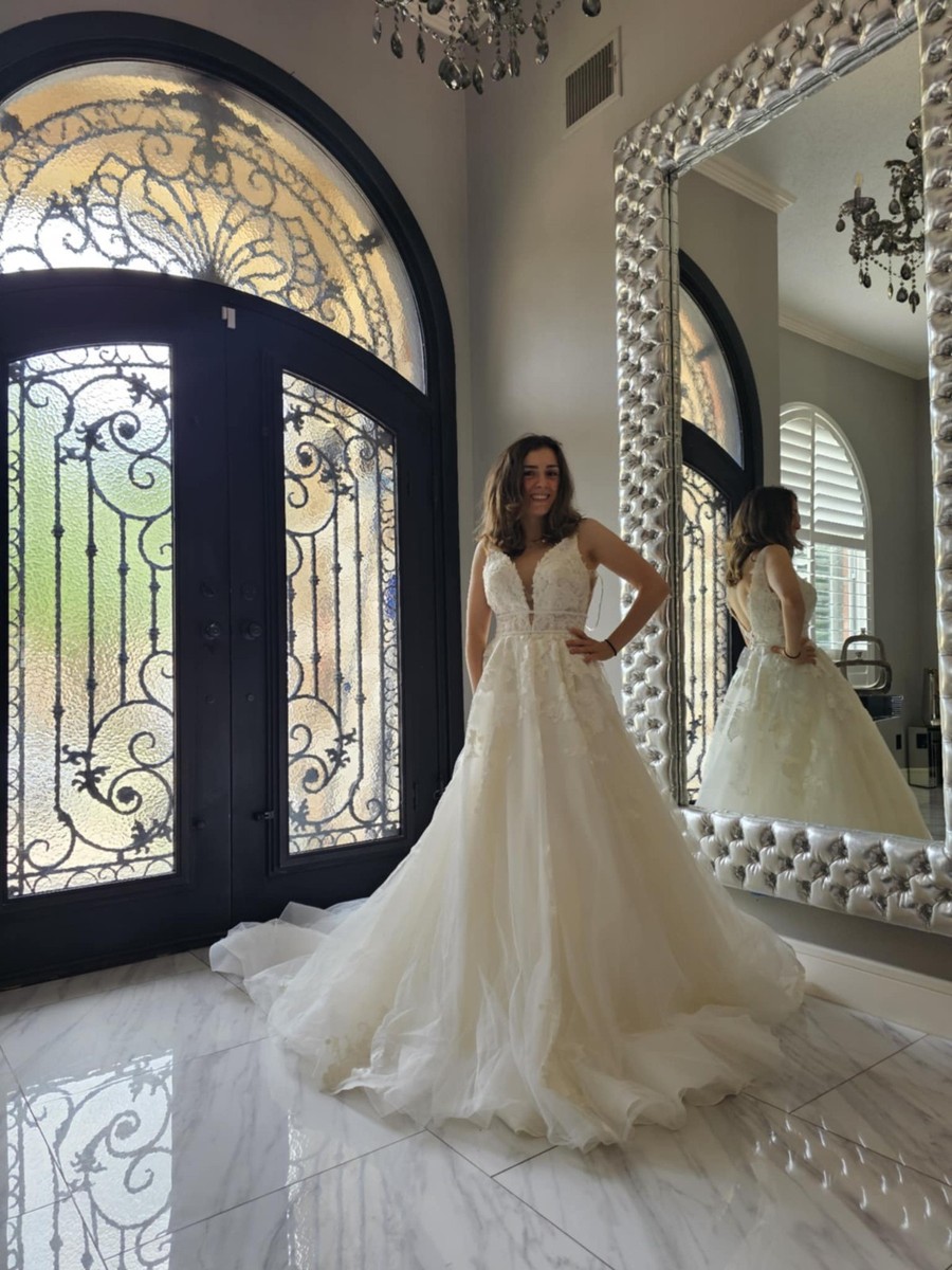 BRAND NEW Essense of Australia D2748 Wedding Dress (Size 6) (wife knows!)