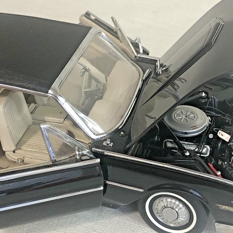 Coche fundido a presión Danbury como nuevo, Ford Thunderbird Landau 1962 cupé negro edición limitada Foto 3 de 4