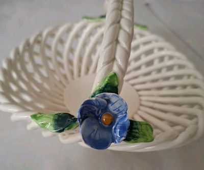 Keramik Körbchen Spanien Majolika  Geflochten Weiß mit 2 bunten Blüten Handmade