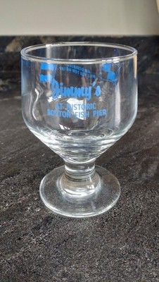 Glas von Jimmy's am historischen Boston Fish Pier