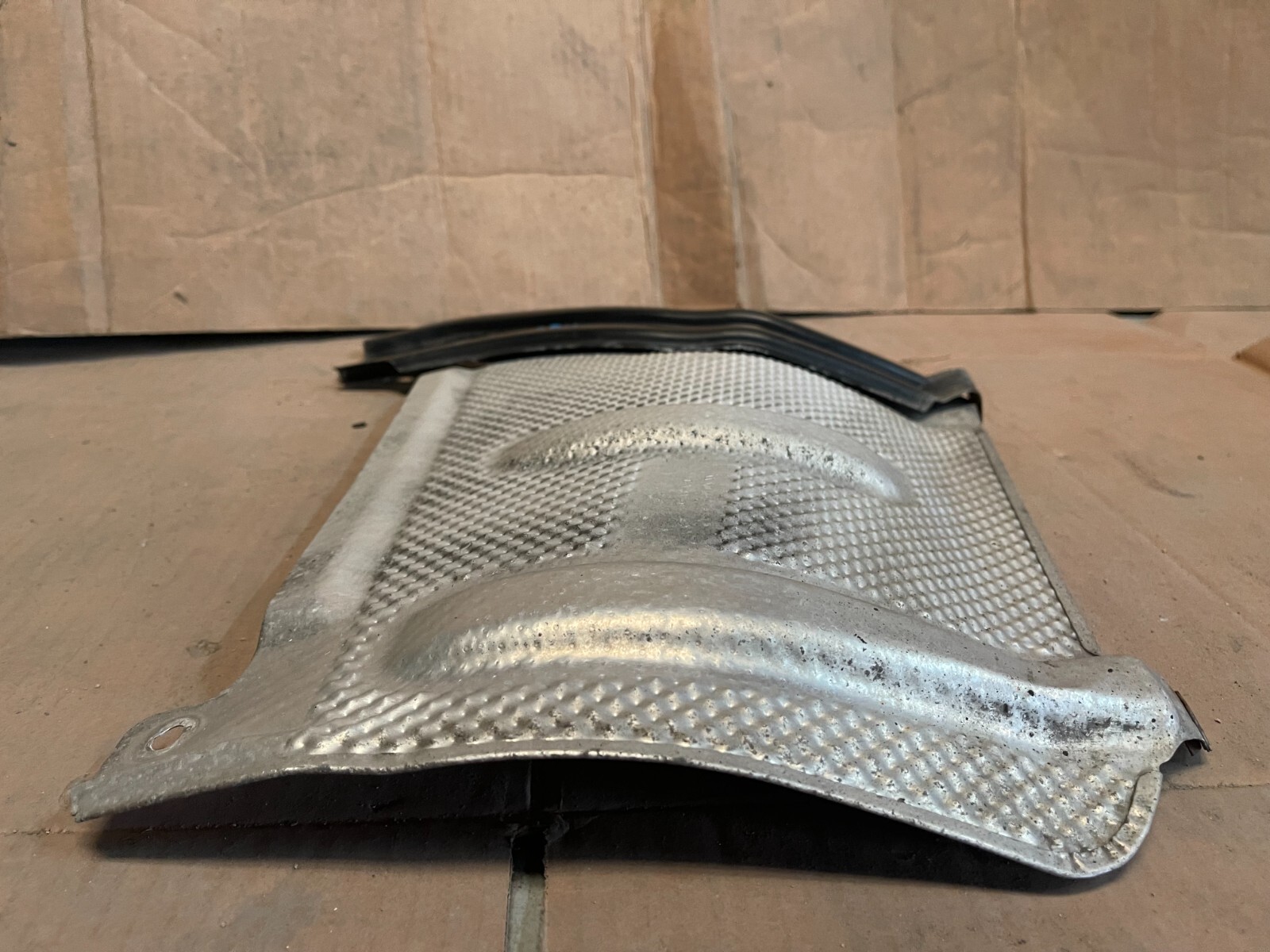 1018 MERCEDESBENZ E350 W212 RIGHT AND LEFT EXHAUST HEAT SHIELD COVERS