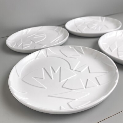 Crate & Barrel Star Dance Set Of 4 10'' White Ceramic Dinner Plate Lucia Eames