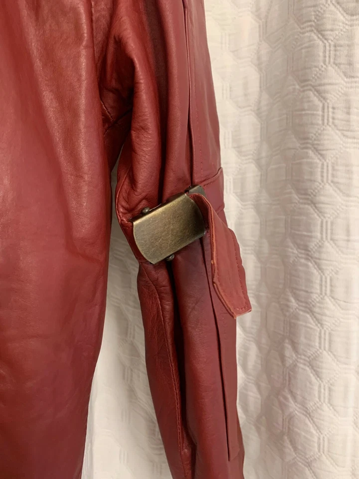 CHAQUETA DE CUERO ROJA VINTAGE CREMALLERAS Y HEBILLAS TALLA PEQUEÑA Foto 3 de 4