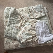 Laura Ashley Lifestyles Queen Size Muted Florals Comforter  2 Pillow Shams