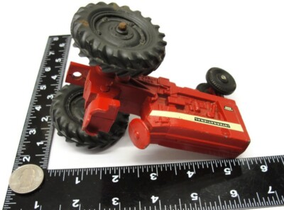 Ancien tracteur F-12 International Harvester Farmall non restauré des