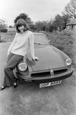 Pam Ayres poses beside her MGB sports car 1977 Old Photo 1