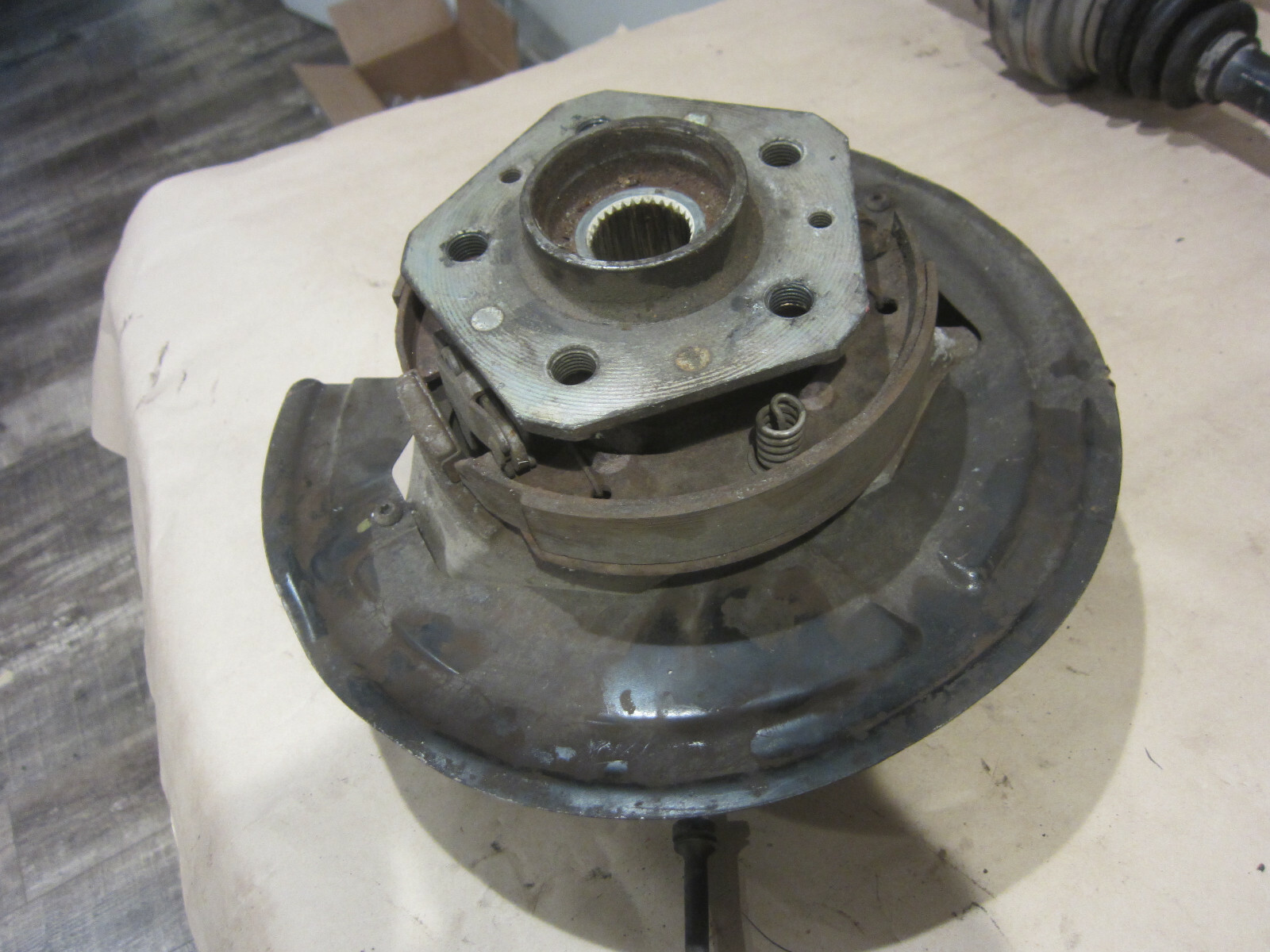 Maserati 4200 - LH Rear Stub Axel - Knuckel -W /Hub & Bearing - P/N 189335