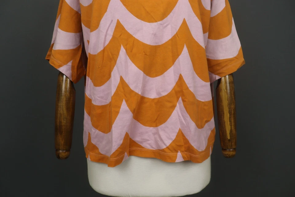 Camiseta Pullover Cuello Redondo Estampado Ondas Naranja Rosa Marimekko X Uniqlo Talla XL Foto 3 de 4