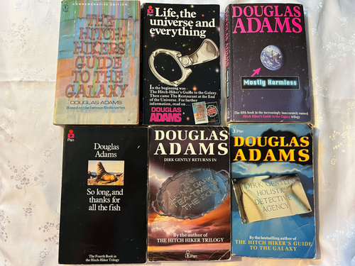 Douglas Adams Paperback Collection Hitchhikers Guide to the Galaxy Dirk Gently - 第 1/6 張圖片