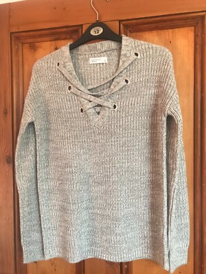 PAPAYA WOMAN.  STEIN MELIERTER PULLOVER MIT SCHNÜRDETAIL AM AUSSCHNITT.  GRÖSSE SMALL