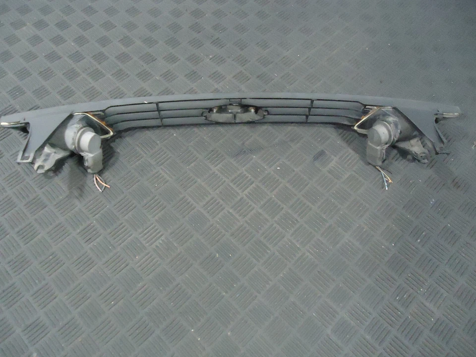 Ford Focus SE 2002 sedán parrilla superior delantera con montaje de luz giratoria Foto 4 de 4