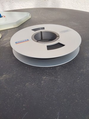 Metallspule 1'' x 9'' mit AMPEX Band 196  mit Metall-NAB-Kern und Archivkoffer