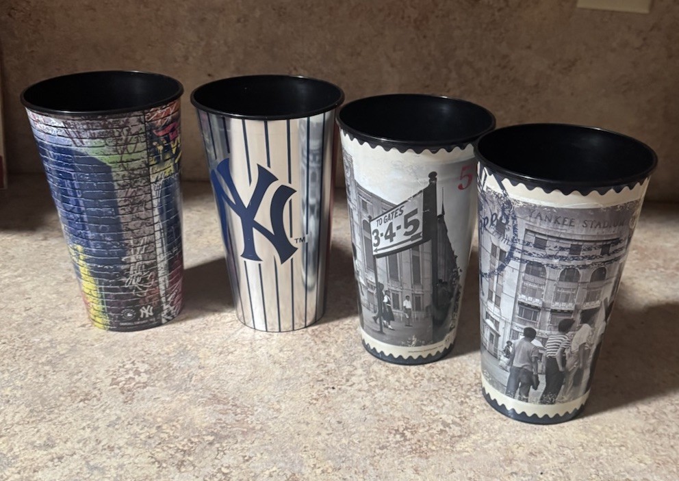 Lot of 4 NEW YORK YANKEES 32 oz. Souvenir Plastic Beer Cups Yankee