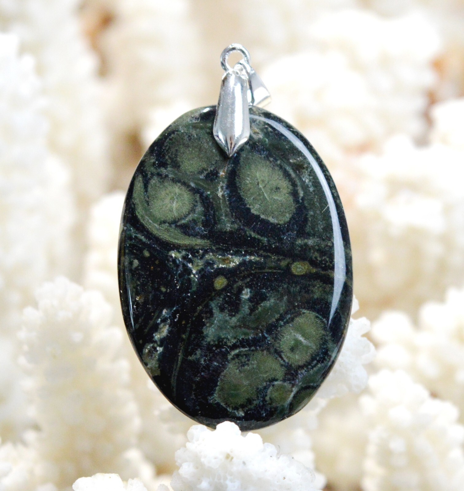 Rhyolite d'Islande 42 carats, pendentif cabochon en gemme naturelle rare